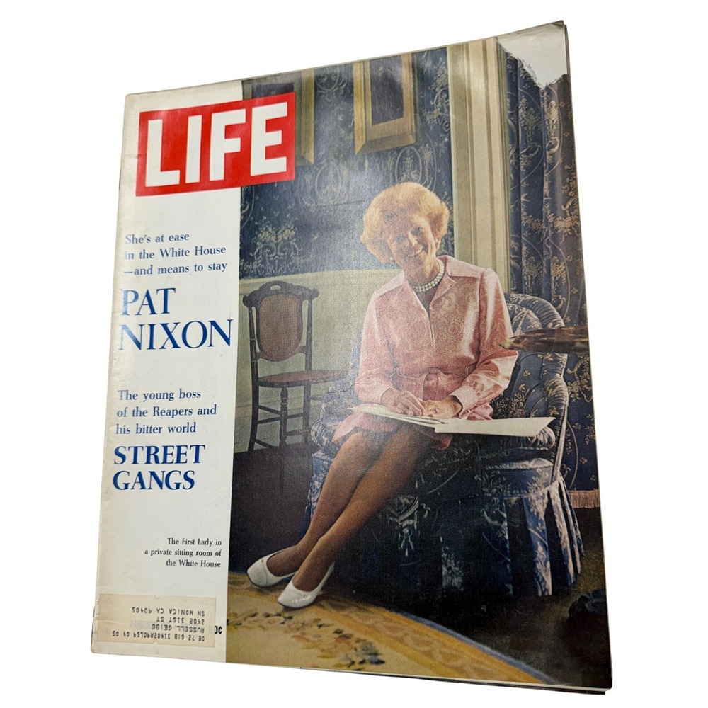 Vintage LIFE Magazine Dec 1972 Pat Nixon First Lady White House Street Gangsgs